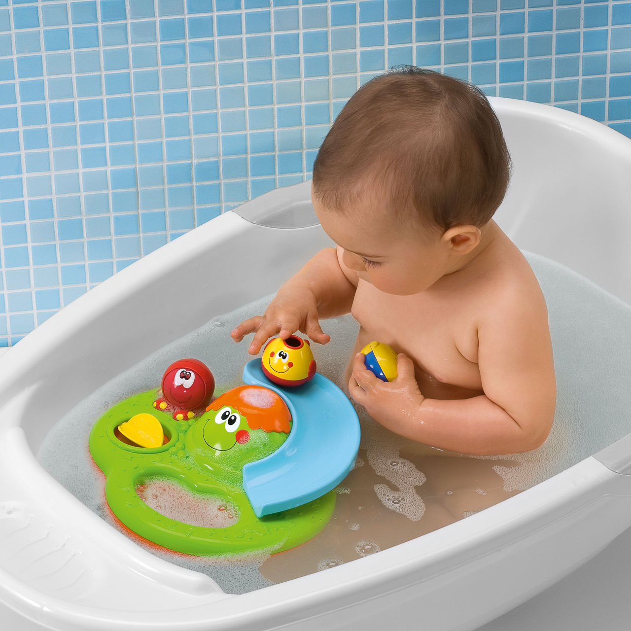 Игра ребенок в ванне. Игрушки Чикко для ванны. Игрушки в ванную для детей. Игрушка для купания в ванной. Игрушки для купания грудничка.