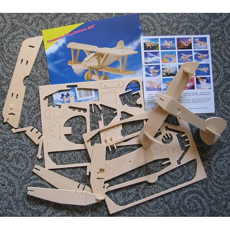 Набор деталей для сборки. Сборная модель из фанеры. Сборная деревянная модель самолет. Конструктор из фанеры. Конструктор модель самолета.